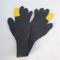Originelle Fingerhandschuhe mit frechem Zeigefinger in Gelb handgestrickt Größe M ➜ Bild 2