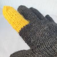 Originelle Fingerhandschuhe mit frechem Zeigefinger in Gelb handgestrickt Größe M ➜ Bild 3