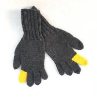 Originelle Fingerhandschuhe mit frechem Zeigefinger in Gelb handgestrickt Größe M ➜ Bild 4