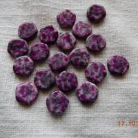 Perlen-Set - 18 flache lilafarbene Kunststoffperlen im Säckchen,Schmuckherstellung, Bild 1