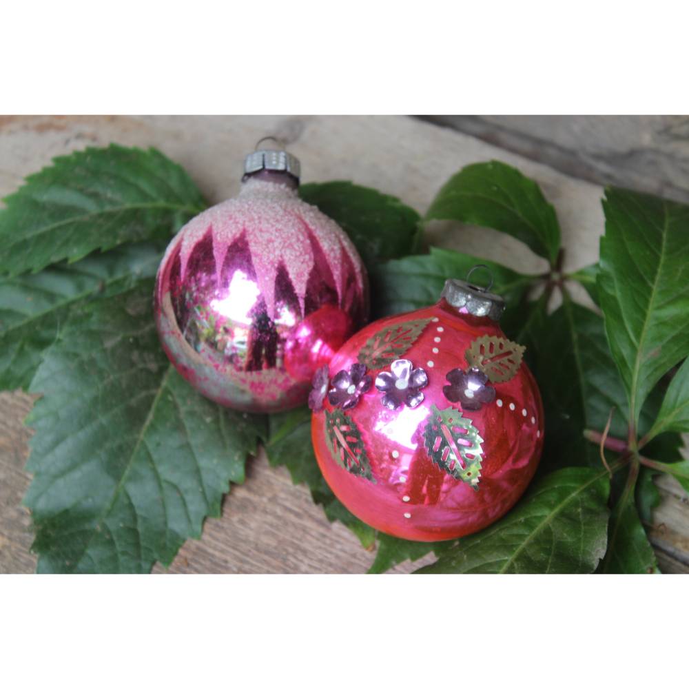 2 alte Christbaumkugeln Pink beschneit dekoriert