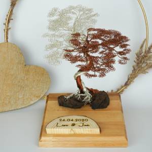 Hochzeitsgeschenk aus Holz und Draht - Geschenk für Jubiläum - außergewöhnliches Geschenk mit personalisierter Gravur Bild 1