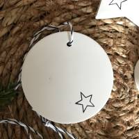 Weihnachtsbaumschmuck, schlichte hübsche Geschenkanhänger aus Beton, weiß mit Sternchen Bild 3