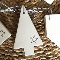 Weihnachtsbaumschmuck, schlichte hübsche Geschenkanhänger aus Beton, weiß mit Sternchen Bild 6