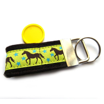 Schlüsselanhänger Anhänger "Pferde" braun gelbgrün aus Wollfilz und Webband - mit Fach für den Einkaufswagen-Chi