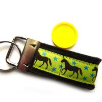 Schlüsselanhänger Anhänger "Pferde" braun gelbgrün aus Wollfilz und Webband - mit Fach für den Einkaufswagen-Chi Bild 2