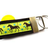 Schlüsselanhänger Anhänger "Pferde" braun gelbgrün aus Wollfilz und Webband - mit Fach für den Einkaufswagen-Chi Bild 3