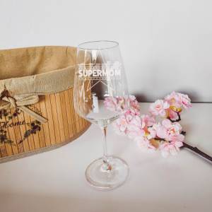Personalisiertes Weinglas mit Name und Supermom Motiv | Trinkglas mit Namen | Geschenke mit Wunschgravur Bild 1