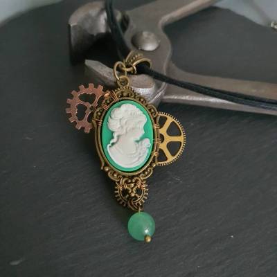 Vintage Steampunk Anhänger in Grün/ Mrs Steam/ Damen Cabochon/ Schmuck aus Zahnrädern & Draht 