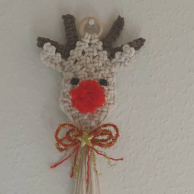 Makramee Wandhänger Rudolph das Rentier – Weihnachtsdekoration handgemacht