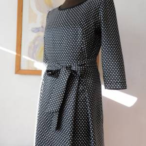 schwarz  weiß gepunktetes Kleid , leichtes Polyester kleid , Gr. 42 Bild 6