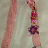 Schlüsselband mit Häkelblume in rosa und lila Bild 1