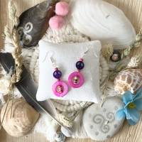Purple Peace - Knallige Ohrringe mit Perlmutt, Peace, Heishi-Perlen und Rocailles in pink und lila Bild 1