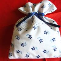 Lavendelsäckchen in weiß mit blauen Streublümchen genäht von Hobbyhaus Bild 4