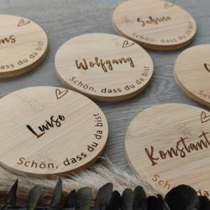 Holz - Platzkarten, Namensschild für Gäste, Gastgeschenk, personalisiert, Untersetzer für Hochzeit, Taufe, Geburtstag od Bild 4