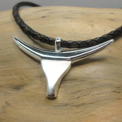 Großer, schwerer Silberanhänger "Highlander" an einer Lederflechtkordel, Rinderkopf, Longhorn Anhänger in Silber