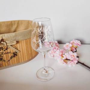 Personalisiertes Weinglas mit Name und Lilien Motiv | Trinkglas mit Namen | Geschenke mit Wunschgravur Bild 1