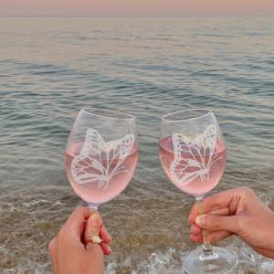Personalisiertes Weinglas mit Name und Schmetterling Motiv | Trinkglas mit Namen | Geschenke mit Wunschgravur Bild 3