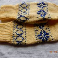 Handgestrickte gelbe schöne Fausthandschuhe mit blauen Einstrickmuster, Bild 3