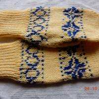 Handgestrickte gelbe schöne Fausthandschuhe mit blauen Einstrickmuster, Bild 4