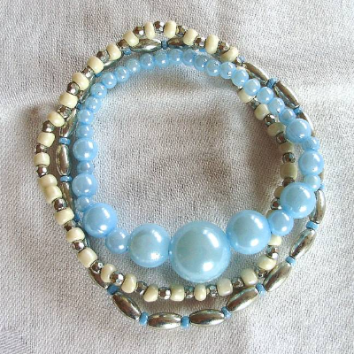 Perlenarmbänder 3er Set in hellblau-creme-silber handgemacht von Hobbyhaus