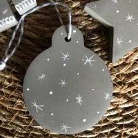 Weihnachtsbaumschmuck, Geschenkanhänger aus Beton, Set mit 6 st, grau mit weiß handbemalt Bild 5