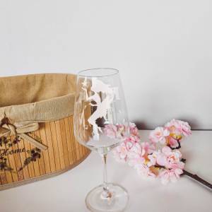 Personalisiertes Weinglas mit Name und Fee Motiv | Trinkglas mit Namen | Geschenke mit Wunschgravur Bild 1