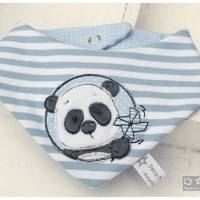 Dreieckswendetuch hellblau/weiß mit Doodlestickerei Button Panda mit Windrad Bild 1