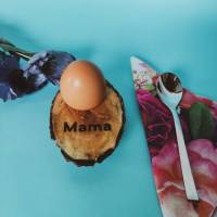 Personalisierter Eierbecher aus Astholz | Handgemachte Halter für Frühstücksei | Küchenutensilien aus Holz Bild 1