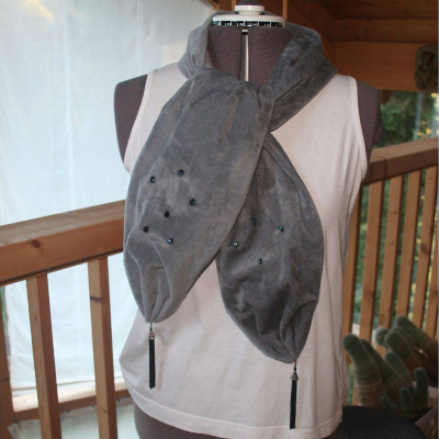 Grauer Damenschal mit schwarzen Perlenquasten