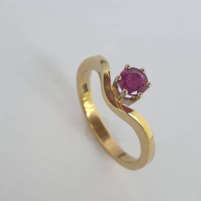 Zierlicher Rubinring aus 585er Gelbgold