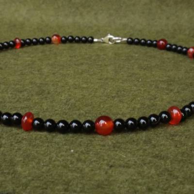 Onyx-Kette mit Carneol-Zwischenteilen