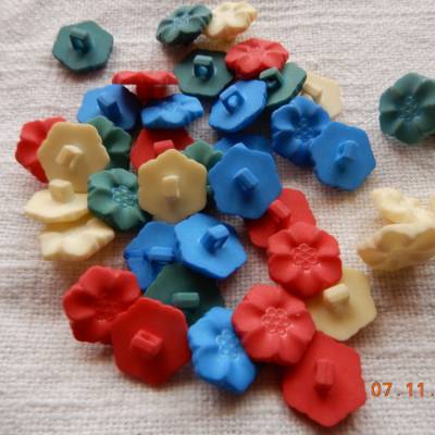 Knöpfe-Set in Blütenform mit Öse zum annähen,