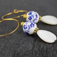 Creolen Ohrringe mit Kirschblüten, blau und weiß, Tropfen Perlen, goldfarben Bild 1