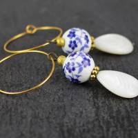 Creolen Ohrringe mit Kirschblüten, blau und weiß, Tropfen Perlen, goldfarben Bild 2