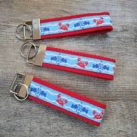 Schlüsselanhänger aus rotem Gurtband mit Webband "Krabbe und Fisch" Bild 1