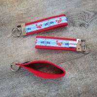Schlüsselanhänger aus rotem Gurtband mit Webband "Krabbe und Fisch" Bild 2