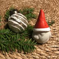 Niedlicher Wichtel aus Beton, kleiner Weihnachtsmann, verschiedene Farben, 5,5 cm Bild 1