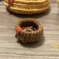 Körbchen-Liebe - Gehäkelte Schmuck-Körbchen aus mit Pflanzen handgefärbter Schurwolle in Senfgelb und Braun Bild 4