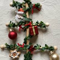 Weihnachtlicher Friesenbaum mit Dekorationselementen Bild 2