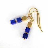 Lapis Lazuli Ohrhänger mit vergoldeten Silberwürfeln Bild 1
