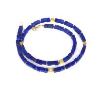 Kette aus Lapis Lazuli Würfeln und vergoldeten Silberwürfeln Bild 1