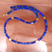 Kette aus Lapis Lazuli Würfeln und vergoldeten Silberwürfeln Bild 2
