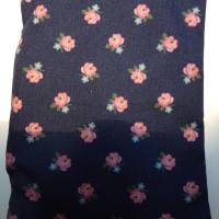 Taschentuchhülle aus blauem Dirndlstoff mit rosa Blümchen, Tatüta, Cover für Taschentücher Bild 4