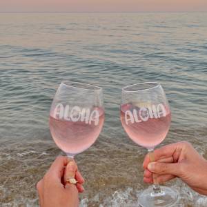 Personalisiertes Weinglas mit Name und Aloha Motiv | Trinkglas mit Namen | Geschenke mit Wunschgravur Bild 2