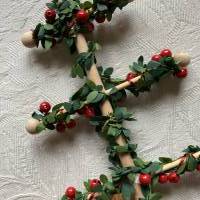 Weihnachtlicher Friesenbaum mit Dekorationselementen Bild 1