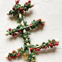 Weihnachtlicher Friesenbaum mit Dekorationselementen Bild 3