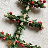 Weihnachtlicher Friesenbaum mit Dekorationselementen Bild 4