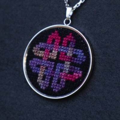 Kreuzstich-Anhänger mit keltischem Knoten 