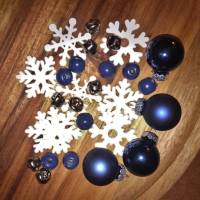 X-MAS Bastel-Deko-Sets 28 Teile Weihnachtskugeln Schneeflocken Schellen Perlen rot blau braun Bild 3
